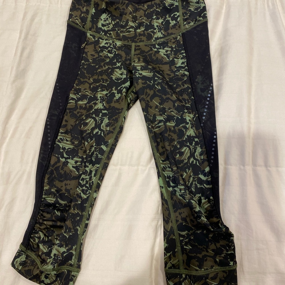 Luluemon Camo print style cropped leggings